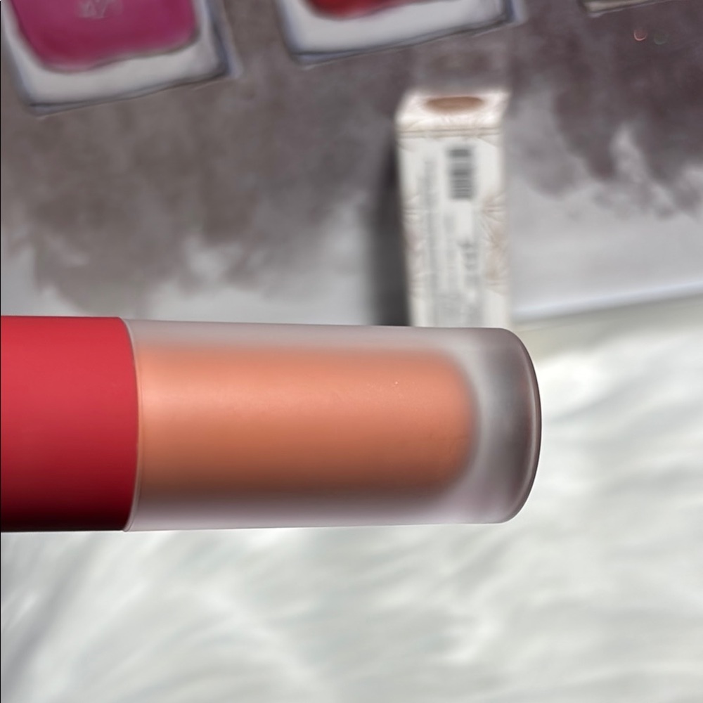 Liquid Mousse Matte Lipstick - Red - Picture 3 of 3